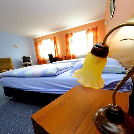 Restaurant & Hostel "Broadway" Kliniska Экстерьер фото