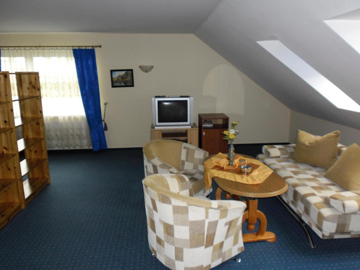 Restaurant & Hostel "Broadway" Kliniska Экстерьер фото