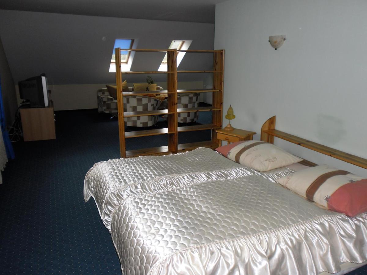 Restaurant & Hostel "Broadway" Kliniska Экстерьер фото