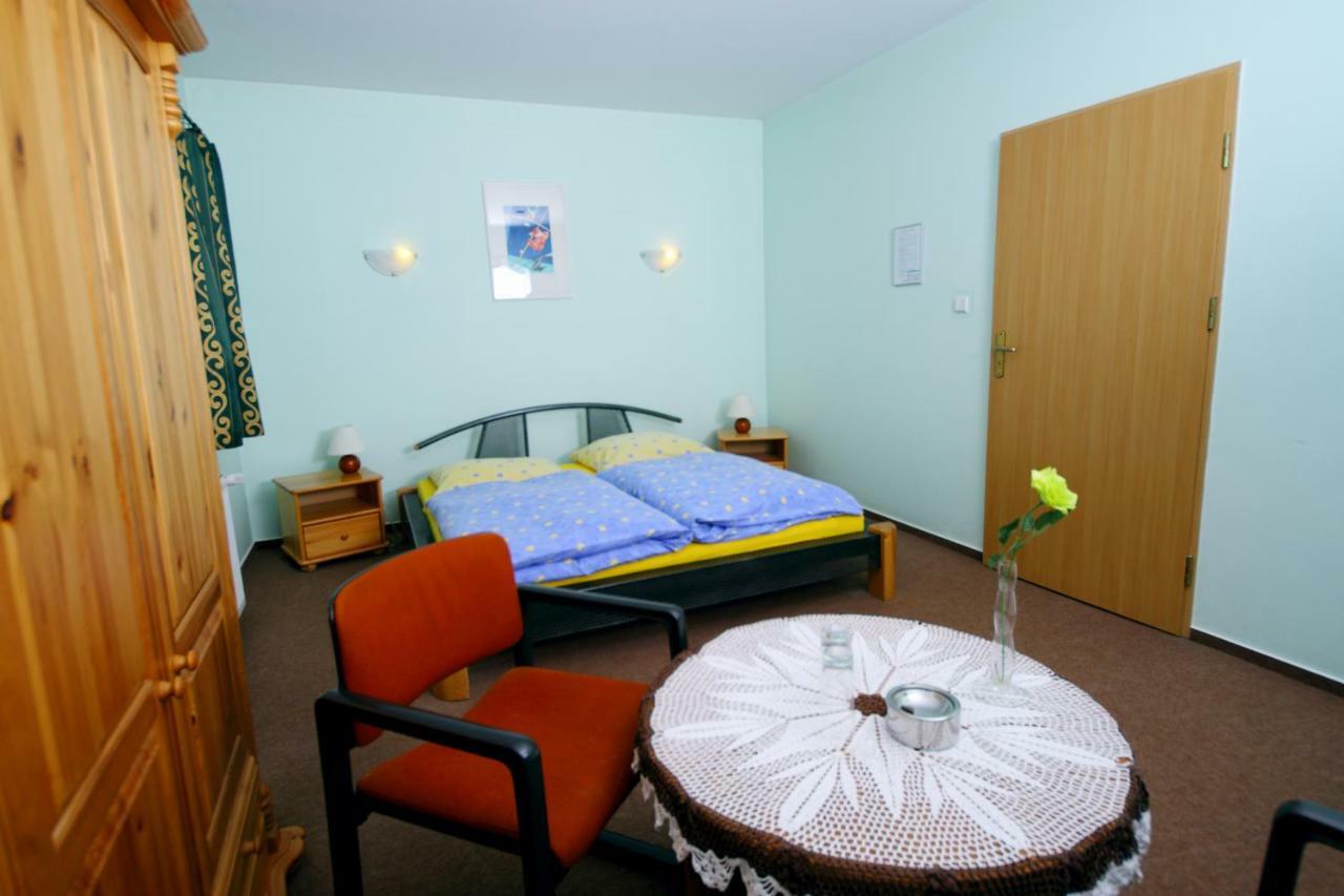 Restaurant & Hostel "Broadway" Kliniska Экстерьер фото