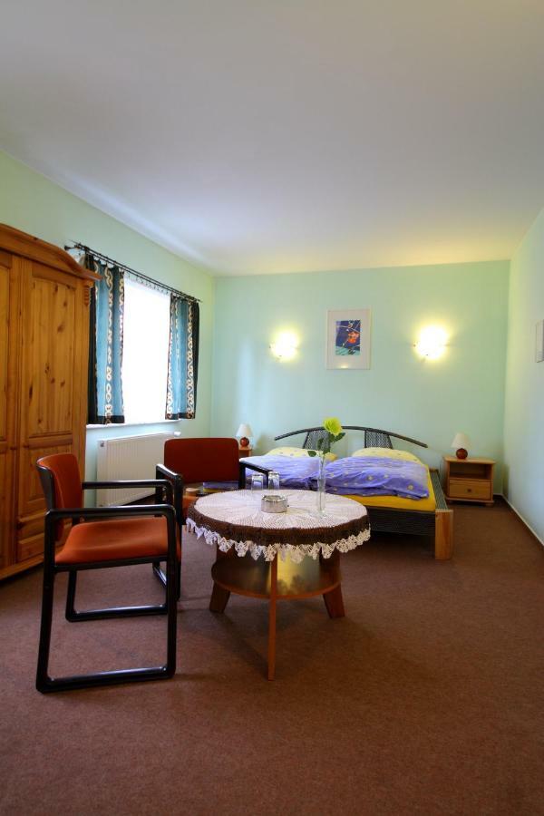Restaurant & Hostel "Broadway" Kliniska Экстерьер фото